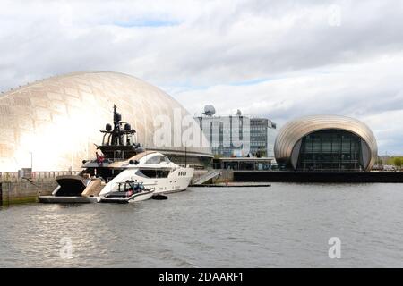 Super yacht Lady M ormeggiato a Cessnock Quay accanto al centro scientifico di Glasgow e al teatro Cineworld IMAX, North Quay, Glasgow, Scozia, Regno Unito, Europa Foto Stock
