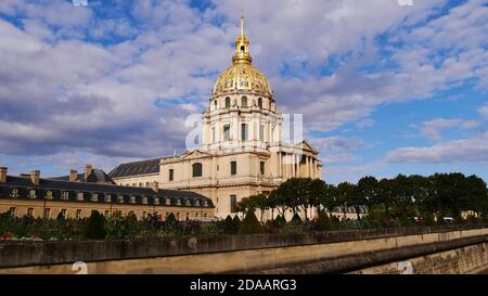 Vista laterale della storica cattedrale Les Invalides di Parigi, in Francia, tomba di Napoleone I., con la maestosa cupola dorata in una giornata di sole. Foto Stock