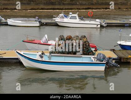 Le creelle di aragosta sono pronte per essere caricate su una barca da pesca 19 MK II pro-angler con motori fuoribordo Yamaha fissi nel porto di Balintore, Scozia Foto Stock