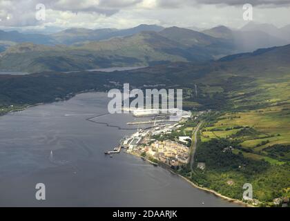 Vista dall'alto della base navale HMNB Clyde e della Gare Loch con le colline e le montagne a nord Foto Stock