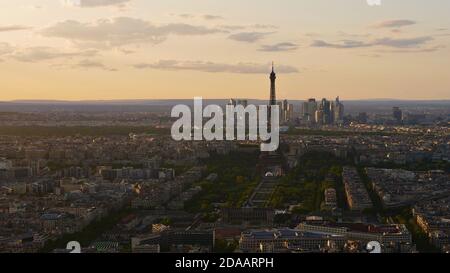 Splendida vista panoramica aerea del centro storico di Parigi, in Francia con la famosa Torre Eiffel, l'area del parco Champ de Mars e i grattacieli di la Defense. Foto Stock