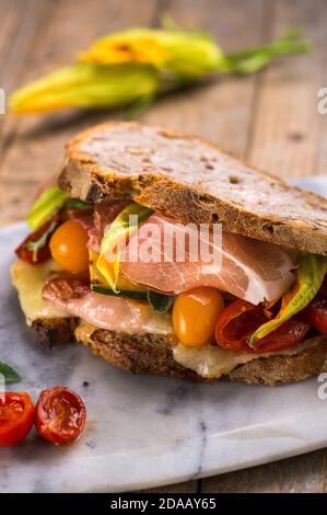 Sandwich con prosciutto italiano di Parma Foto Stock