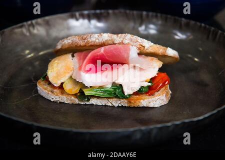 Sandwich con prosciutto italiano di Parma Foto Stock