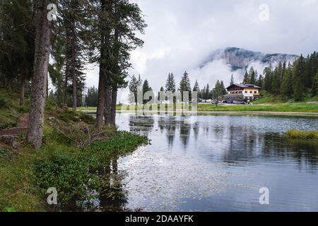 Lago di Antorno nelle Dolomiti Foto Stock