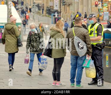 Glasgow, Scozia, Regno Unito, 11 novembre 2020: "Project Servator è una tattica di polizia che mira a interrompere una serie di attività criminali, tra cui il terrorismo, fornendo al contempo una presenza rassicurante per il pubblico" gli acquirenti sul miglio di stile scozzese che è Buchanan Street erano preoccupati di un incidente terroristico quando la polizia era fuori in vigore, ma erano rassicuranti e hanno mitigato le loro paure poichè era un'operazione di prevenzione del crimine parte del loro programma nazionale dei servitori. Credit: Gerard Ferry/Alamy Live News Foto Stock