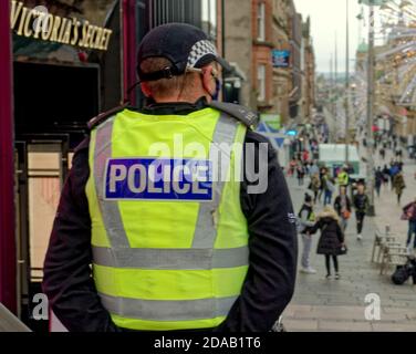 Glasgow, Scozia, Regno Unito, 11 novembre 2020: "Project Servator è una tattica di polizia che mira a interrompere una serie di attività criminali, tra cui il terrorismo, fornendo al contempo una presenza rassicurante per il pubblico" gli acquirenti sul miglio di stile scozzese che è Buchanan Street erano preoccupati di un incidente terroristico quando la polizia era fuori in vigore, ma erano rassicuranti e hanno mitigato le loro paure poichè era un'operazione di prevenzione del crimine parte del loro programma nazionale dei servitori. Credit: Gerard Ferry/Alamy Live News Foto Stock