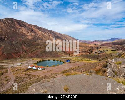 Laguna Ojo del Inca situato a 3600 metri è un lago craterico delimitato da montagne colorate. Si trova nella regione di Potosi in Bolivia. Foto Stock