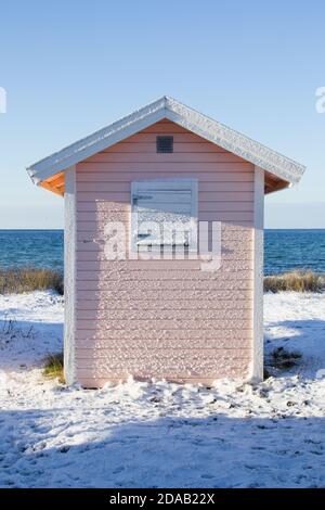 Capanna di spiaggia colorata caramella che decorano la spiaggia innevata di Skanor Nel sud della Svezia Foto Stock