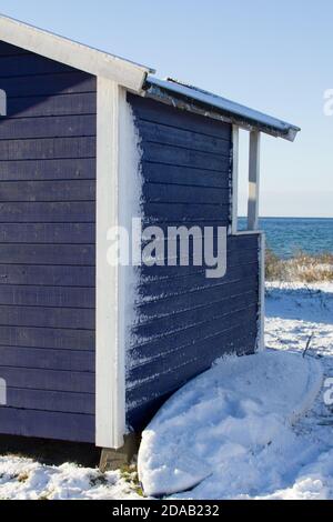 Capanna di spiaggia colorata caramella che decorano la spiaggia innevata di Skanor Nel sud della Svezia Foto Stock