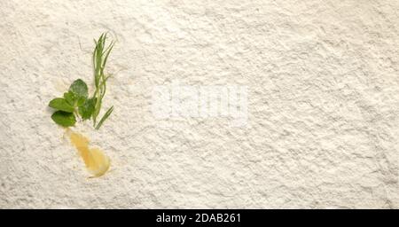 Vista dall'alto degli ingridenti di mojito su uno sfondo di polvere bianca. Limone, menta, dragoncello. Inserire il testo del menu. Foto Stock