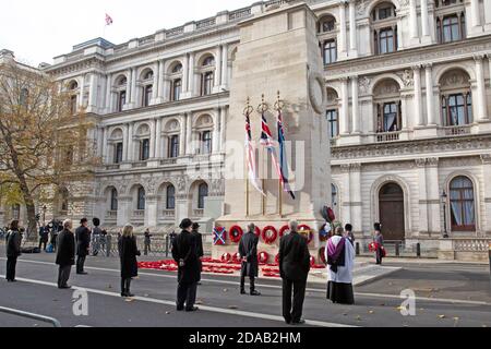 Veterani e polizia si levano in piedi per due minuti silenzio a. Il cenotafio nel centro di Londra l'11 novembre 2020 per il giorno annuale dell'armistizio Foto Stock