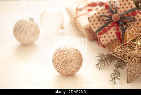 Sfondo festivo con elementi di arredamento e scatole regalo su uno sfondo bianco spazio di copia. Foto Stock