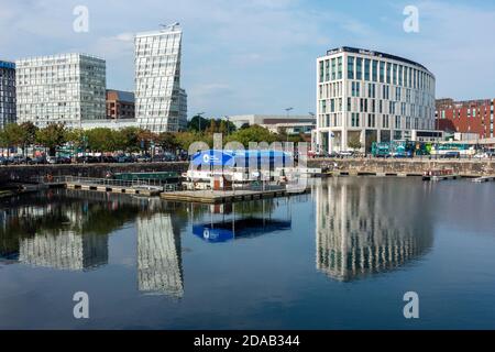 Riflessioni di alti edifici a Salthouse Quay, Liverpool, Inghilterra, Regno Unito Foto Stock