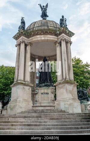 Il monumento della Regina Vittoria fu costruito sopra l'ex sito del Castello di Liverpool a Derby Square a Liverpool. Inghilterra, Regno Unito Foto Stock