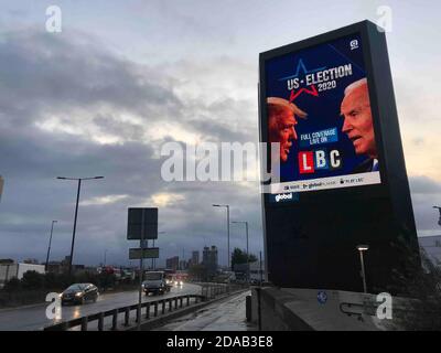 Billboard Pubblicità delle elezioni americane del 2020 tra Donald Trump e Joe Biden sulla A40, Ealing, Londra, Regno Unito Foto Stock