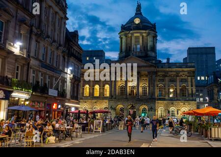 Vista notturna di caffè e bar all'aperto su Castle Street con il Municipio di Liverpool sullo sfondo, Liverpool, Inghilterra, Regno Unito Foto Stock