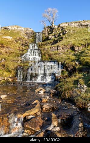 cray cade nel wharfedale yorkshire il giorno di sole con blu cielo Foto Stock