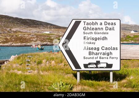 Ebridi esterne. Insegna su South Uist in inglese e Gaelic per la strada rialzata sud per Eriskay e Sound of barra Ferry sud per l'isola di barra. Foto Stock