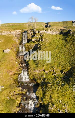 cray cade nel wharfedale yorkshire il giorno di sole con blu immagine sky drone Foto Stock