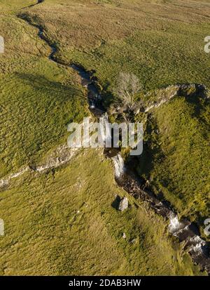 cray cade nel wharfedale yorkshire su un'immagine di drone di giorno soleggiato Foto Stock