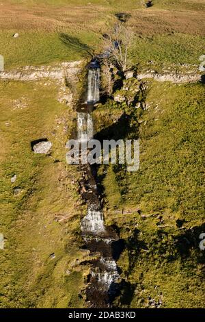 cray cade nel wharfedale yorkshire su un'immagine di drone di giorno soleggiato Foto Stock