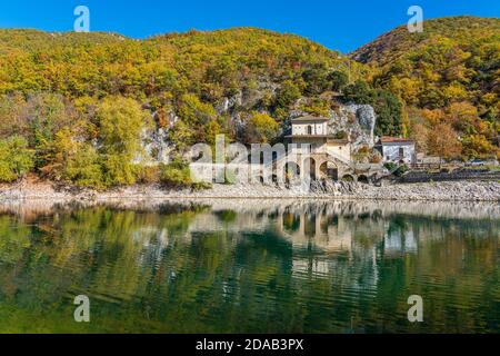 Idilliaco paesaggio autunnale al Lago di Scanno, provincia di l'Aquila, Abruzzo, Italia. Foto Stock