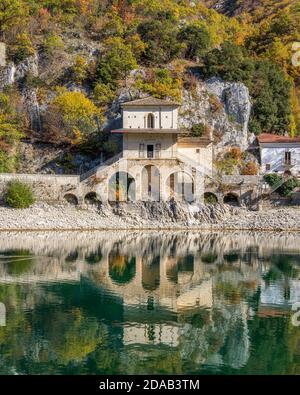Idilliaco paesaggio autunnale al Lago di Scanno, provincia di l'Aquila, Abruzzo, Italia. Foto Stock