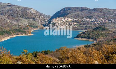 Panoramica vista autunnale a Barrea, provincia di L'Aquila nella regione Abruzzo d'Italia. Foto Stock