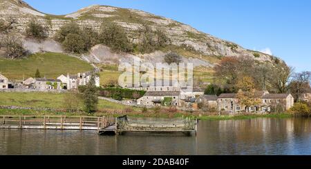 kinnsey crag villaggio e lago di pesca nel wharfedale nord yorkshire il giorno di sole Foto Stock