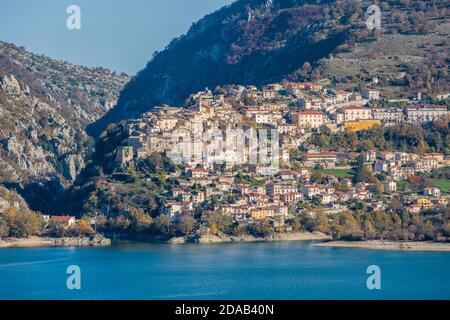 Panoramica vista autunnale a Barrea, provincia di L'Aquila nella regione Abruzzo d'Italia. Foto Stock