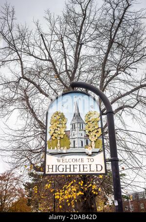 "Benvenuto a Highfield", colorato cartello appeso nel quartiere di Highfield a Southampton, Hampshire, Inghilterra, Regno Unito Foto Stock