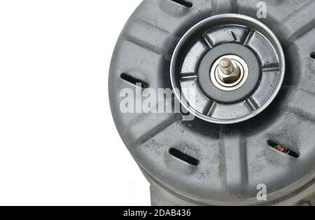 motorino della ventola elettrica rotto per impianto di climatizzazione dell'auto acceso sfondo bianco Foto Stock