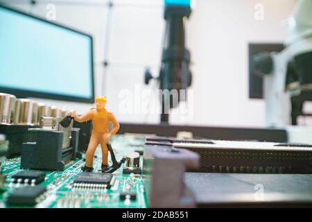 Uomo di riparazione in miniatura sulla scheda madre, Foto Stock