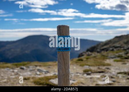 Madrid, Spagna, 01/11/2020: Pietra miliare sulla strada per Cotos nella Sierra de Guadarrama di Madrid Foto Stock