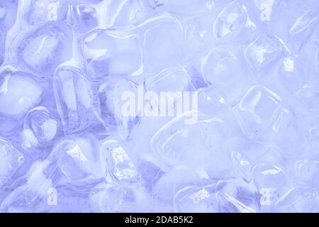 cubo di ghiaccio che galleggia sull'acqua nel vassoio di plastica Foto Stock