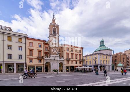 Piazza tre Martiri e la torre dell'orologio nel centro storico di Rimini, Emilia Romagna, Italia Foto Stock