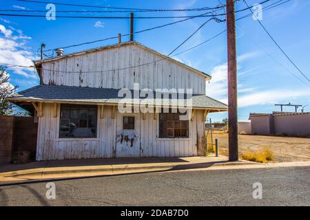 Vecchio edificio commerciale del punto vendita del tempo abbandonato Foto Stock