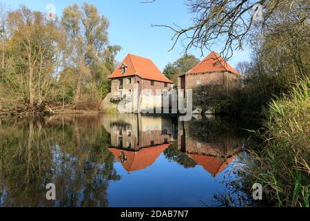 Füchtelner Mühle (Fuechteln Mill), restaurata 13 ° ct storica acqua e mulino a sega, Olfen, Nord Reno-Westfalia, Germania Foto Stock