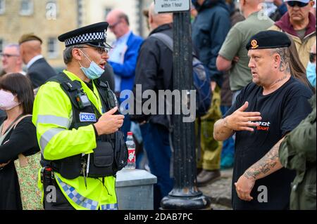 Richmond, North Yorkshire, Regno Unito - 14 giugno 2020: L'ufficiale della polizia che indossa la maschera facciale affronta i manifestanti britannici del contatore anti BLM ad una materia nera di vite Foto Stock