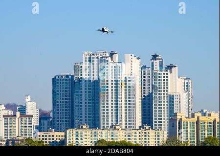 Seoul, Corea del Sud. 11 Nov 2020. Un taxi con drone volante a due posti passa di fronte allo skyline di Seoul, Corea del Sud, mercoledì 11 novembre 2020. Il governo sudcoreano ha dimostrato la tecnologia in un volo di prova. Foto di Thomas Maresca/UPI Credit: UPI/Alamy Live News Foto Stock