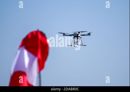 Seoul, Corea del Sud. 11 Nov 2020. Un drone di consegna effettua un volo dimostrativo a Seoul, Corea del Sud, mercoledì 11 novembre 2020. La Corea del Sud intende fare della mobilità aerea urbana un settore importante. Foto di Thomas Maresca/UPI Credit: UPI/Alamy Live News Foto Stock