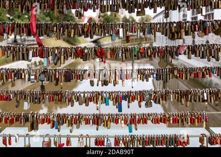 Lucchetti d'amore sul ponte del macellaio Mesarski la maggior parte di Lubiana Foto Stock