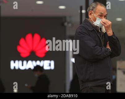 Un uomo passa davanti a uno showroom Huawei a Pechino mercoledì 11 novembre 2020. Gli Stati Uniti hanno iniziato a permettere a un numero crescente di società di chip di fornire la Cina Huawei componenti, a condizione che non sono utilizzati per il 5G business, persone istruite da Washington ha detto, in una potenziale linea di vita per la società cinese. Foto di Stephen Shaver/UPI Foto Stock