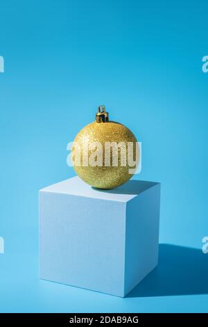 Delicata bella pallina bianca sull'albero di Natale su sfondo blu. Foto Stock