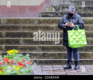 Glasgow, Scozia, Regno Unito, 11 novembre 2020: La città continua con il suo aspetto distopico mentre le persone sono mascherate tra una strada alta sempre faticosa. Credit: Gerard Ferry/Alamy Live News Foto Stock