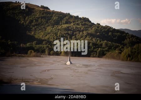 Lago altamente inquinato con cianuro e chiesa sommersa a Geamana, Romania Foto Stock