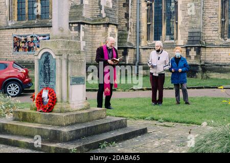 St. Giles' Camberwell, Londra, Regno Unito. 11 Novembre 2020. Padre Nick George, Vicario di San Giles' Camberwell, conduce il servizio di Armistice Day con un pubblico molto limitato e socialmente distanziato. Credit: Tom Leighton/Alamy Live News Foto Stock