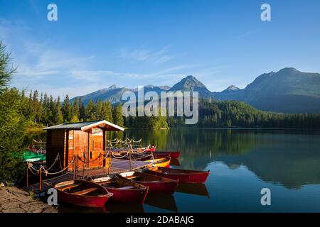 Barche rosse sul lago di montagna nel Parco Nazionale High Tatra. Strbske pleso, Slovacchia, Europa Foto Stock