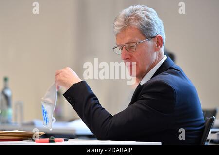 Erfurt, Germania. 11 Nov 2020. Helmut Holter (Die Linke), ministro dell'Istruzione della Turingia, si trova nella sala del parco dello Stadio Steigerwald, dove ha inizio la sessione di tre giorni del parlamento di Stato. All'ordine del giorno sono in programma un'ora d'attualità per commemorare il 9 novembre, le modifiche al regolamento edilizio della Turingia, le modifiche al Thuringia Higher Education Act, la garanzia della prossima generazione di professionisti medici nelle aree rurali, e i progetti di legge sul finanziamento delle scuole indipendenti. Credit: Martin Schutt/dpa-Zentralbild/dpa/Alamy Live News Foto Stock