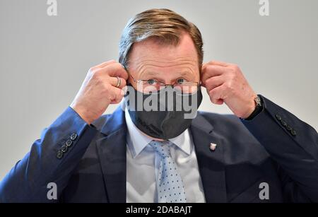 Erfurt, Germania. 11 Nov 2020. Bodo Ramelow (Die Linke), Ministro Presidente della Turingia, si trova nella sala del parco dello Stadio Steigerwald, dove ha inizio la sessione del parlamento di Stato di tre giorni. All'ordine del giorno vi sono un'ora d'attualità per commemorare il 9 novembre, le modifiche al regolamento edilizio della Turingia, le modifiche al Thuringia Higher Education Act, la garanzia della prossima generazione di professionisti medici nelle aree rurali e le proposte di legge sul finanziamento delle scuole indipendenti. Credit: Martin Schutt/dpa-Zentralbild/dpa/Alamy Live News Foto Stock